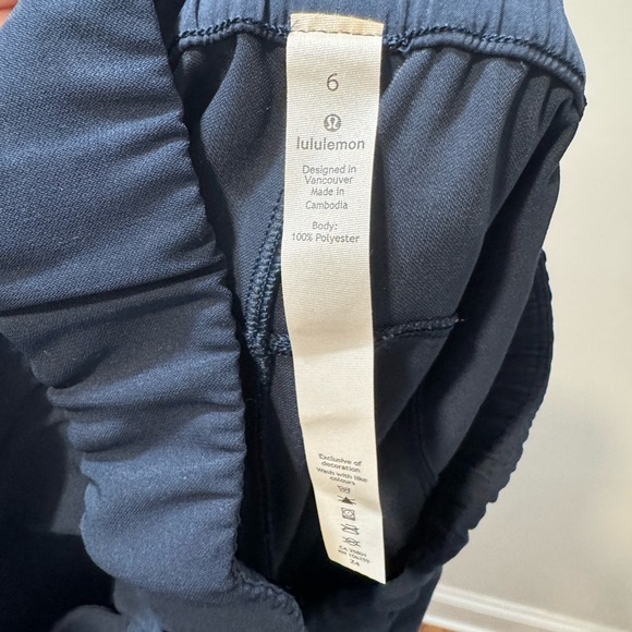 Lululemon On The Fly Crop *Woven 23" EUC Size 6 - Picture 7 of 8